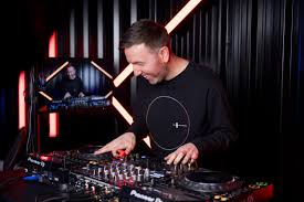 Easy Listening: Best Djs For A Smooth Sound